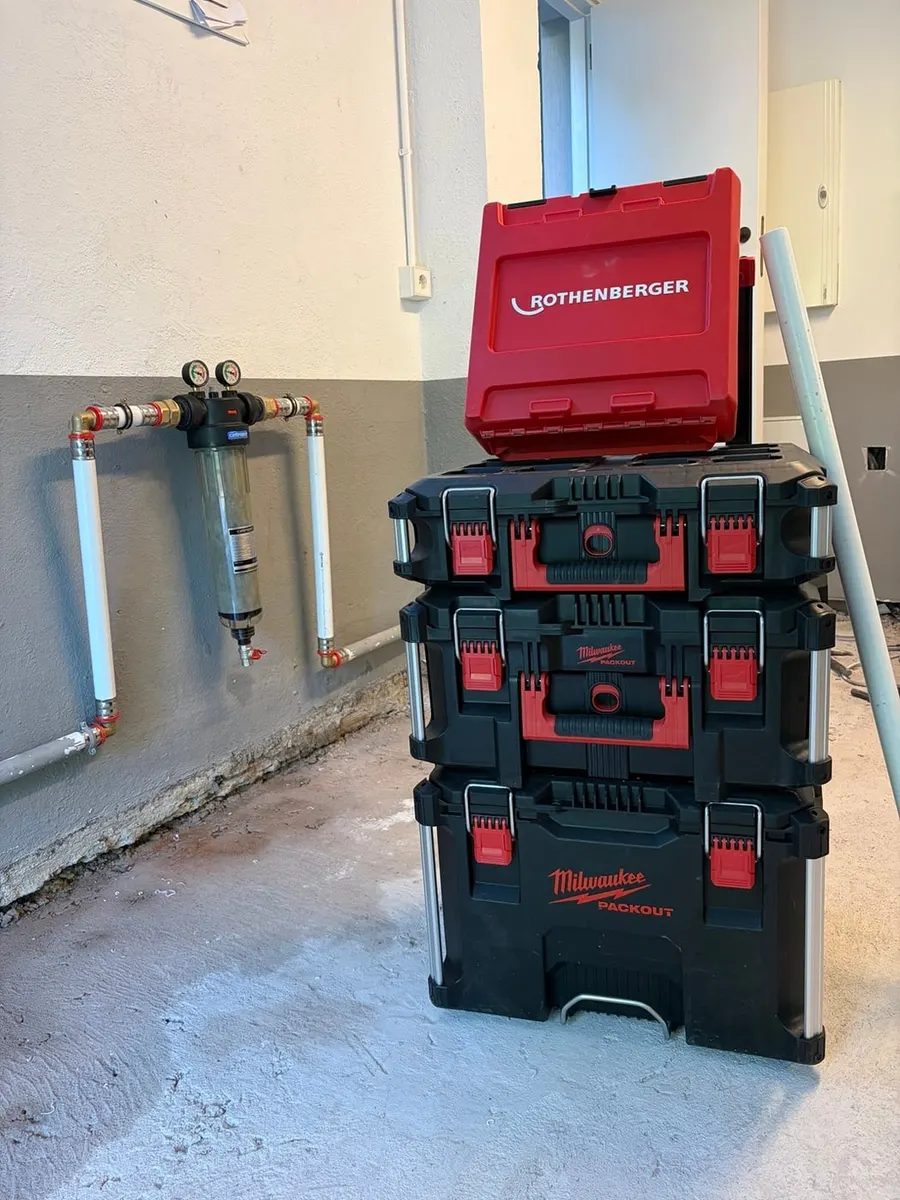 Instalación profesional de equipos de tratamiento de agua por el equipo de Aquapro